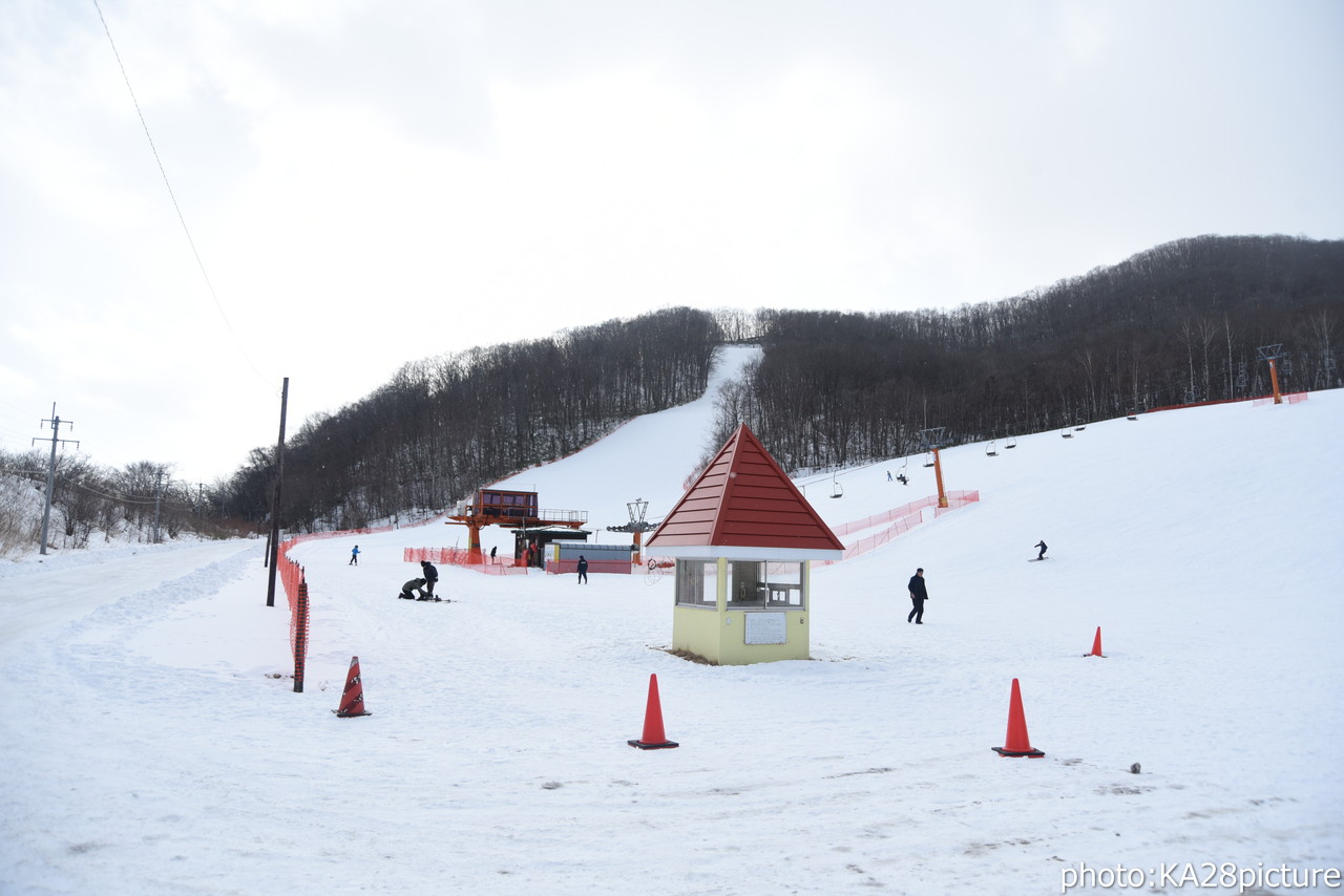 新得山スキー場　ゲレンデトップから滑走可能。ゲレンデ脇をJRの列車が走る十勝のローカルゲレンデ(^^)/